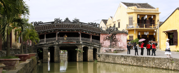 hoi-an-japanese-bridge-far